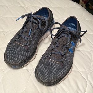 Under armor tennis shoes, worn but in great condition